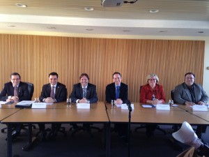 De gauche à droite: M. Jean-Marc Robitaille, préfet de la MRC les Moulins, M. David De Cotis, membre du comité exécutif de la ville de la Laval, M. Paul Larocque, préfet de la MRC Thérèse-de-Blainville, M. Nicolas Girard, président directeur général de l'Agence métropolitaine de transport, Mme Sylvie Surprenant, vice-présidente du CIT Laurentides et M. Ramez Ayoub, président de la CRÉ des Laurentides.